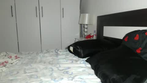 Snapshot of petite_danielle chatting on September 15, 10:06 pm petite_danielle online show from September 15, 10:06 pm