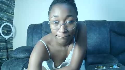 PinkyAura online show from March 5, 9:05 am