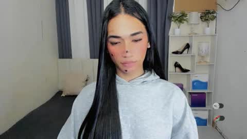 pixiedoll_ online show from February 9, 10:56 pm