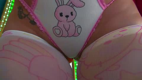 poison_milf_ online show from June 12, 4:20 am