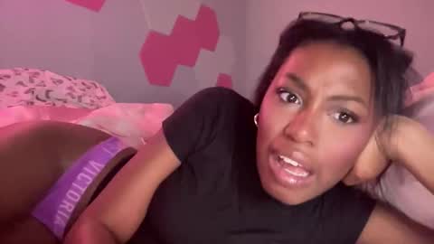 Snapshot of popasprincess chatting on October 23, 1:00 am princess online show from October 23, 1:00 am