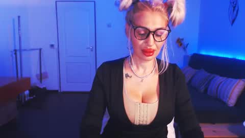 Victoria online show from December 21, 9:36 pm