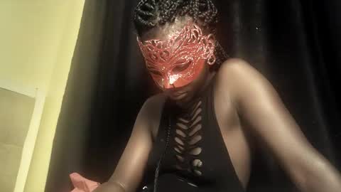 Vee online show from May 8, 6:10 pm