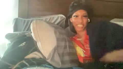 prettyfacefemale online show from June 14, 2:35 am