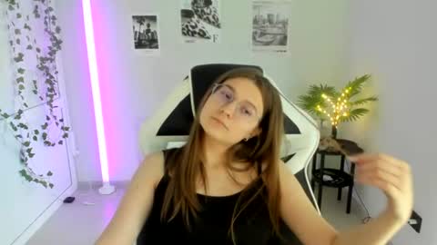 Amelie online show from July 22, 1:23 pm