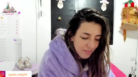 Snapshot of queen_natttyy chatting on December 28, 3:47 am queen_natttyy online show from December 28, 3:47 am