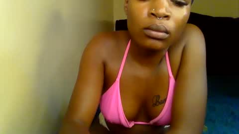 queenmavela_ online show from June 7, 11:17 am