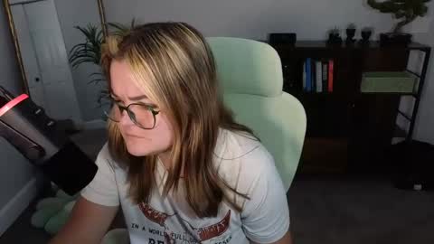 Snapshot of quervoqueen1 chatting on September 18, 3:05 am Bri online show from September 18, 3:05 am