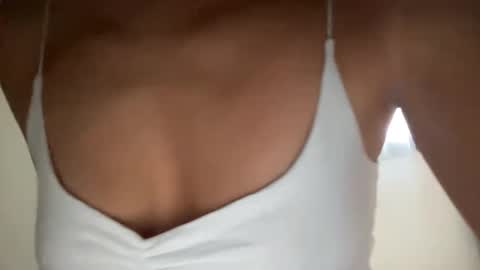 Snapshot of quinnyelena chatting on February 21, 11:33 am Quinnyelena online show from February 21, 11:33 am
