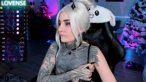 Snapshot of rachelqueen_ chatting on January 11, 7:38 pm Miko Pleasee help me get 100 likes online show from January 11, 7:38 pm