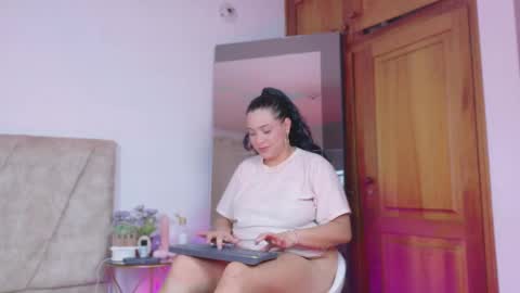 raichel_rosse online show from May 21, 10:52 pm
