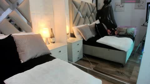 Raquel Moore  online show from October 27, 11:39 am