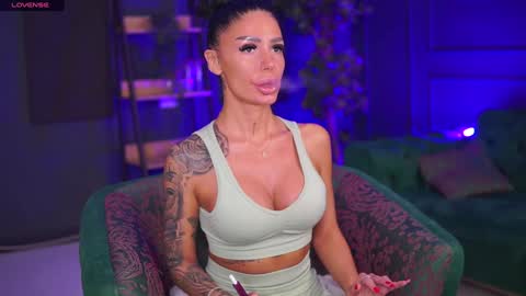 Snapshot of raquellevon chatting on January 27, 5:48 pm Raquelle online show from January 27, 5:48 pm