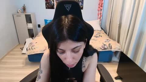 raven_haired_goddess online show from April 29, 8:06 am