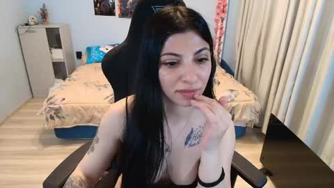 raven_haired_goddess online show from May 1, 6:49 am
