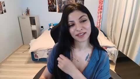 raven_haired_goddess online show from June 16, 5:19 am
