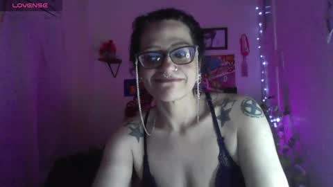 Snapshot of ravenandsin chatting on December 6, 11:35 pm Raven online show from December 6, 11:35 pm