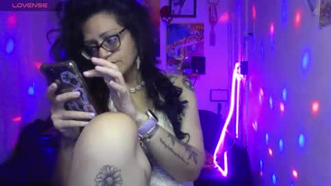 Snapshot of ravenandsin chatting on January 29, 11:25 pm Raven online show from January 29, 11:25 pm