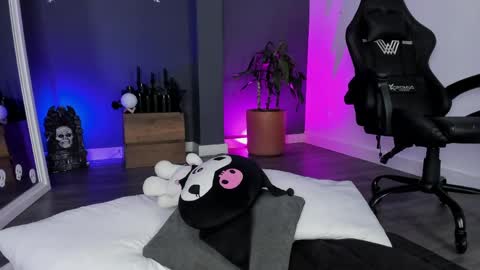 Raven Witch online show from June 4, 8:02 pm