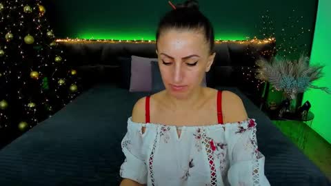Snapshot of rebecca_diamonds chatting on December 15, 9:03 am rebecca_diamonds online show from December 15, 9:03 am