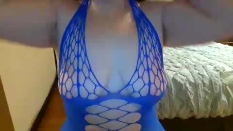 Snapshot of red102211 chatting on October 25, 2:03 pm red102211 online show from October 25, 2:03 pm