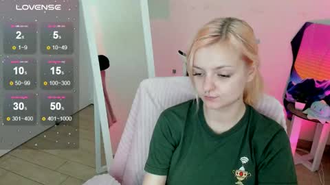 Snapshot of red_bestie_ chatting on September 18, 12:26 pm Bestie online show from September 18, 12:26 pm