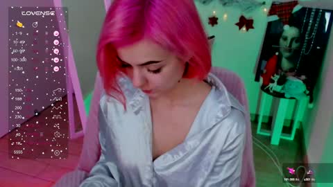 Snapshot of red_bestie_ chatting on January 1, 1:37 pm Bestie online show from January 1, 1:37 pm
