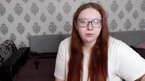 Snapshot of redchloee chatting on October 18, 8:17 am Chloe online show from October 18, 8:17 am