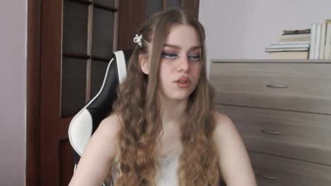 Lily online show from May 1, 2:04 am