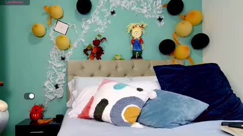 Yanella online show from November 1, 2:21 pm