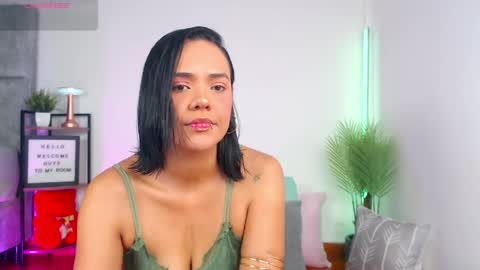 regina1819 online show from May 1, 3:43 am