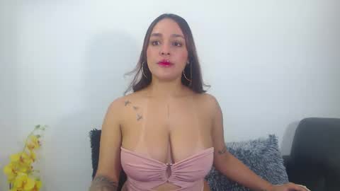 renatabrownn28 online show from March 18, 5:23 am