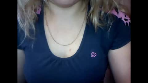 Snapshot of riveramaureen chatting on October 31, 8:51 am RiveraMaureen online show from October 31, 8:51 am