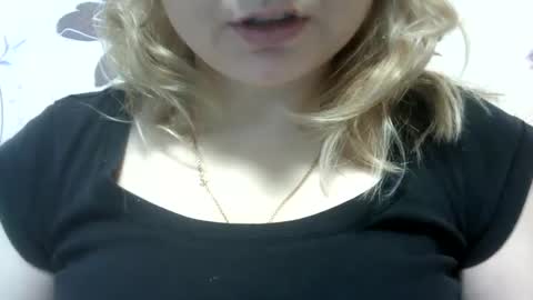 Snapshot of riveramaureen chatting on December 19, 11:07 am RiveraMaureen online show from December 19, 11:07 am