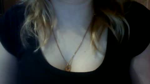 Snapshot of riveramaureen chatting on February 18, 11:41 pm RiveraMaureen online show from February 18, 11:41 pm