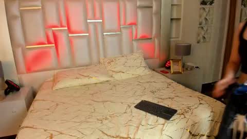 robin D online show from November 8, 8:58 pm