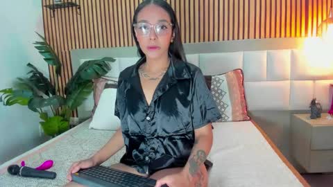 roseaurora online show from December 15, 12:54 pm