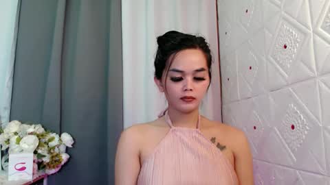 Snapshot of rosella_xx chatting on October 19, 1:29 am TONETH online show from October 19, 1:29 am