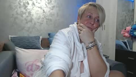 Lovepinklilly online show from December 5, 8:10 pm