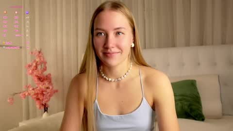 Snapshot of roxanelan chatting on October 15, 11:13 am Anna Lokiss online show from October 15, 11:13 am