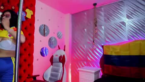 roxanne_han online show from June 17, 11:22 am