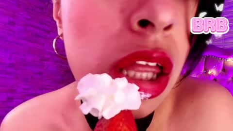 roxanne_han online show from June 15, 11:43 am