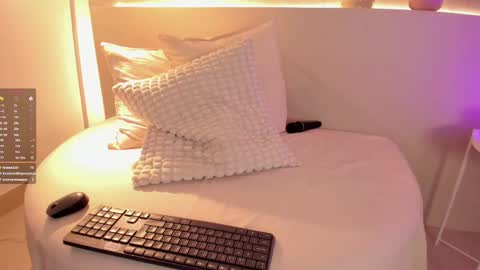 Roxanne Gomez online show from September 27, 1:29 pm