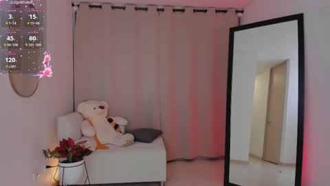 Snapshot of roxie_gates chatting on October 7, 2:38 am R O X I E online show from October 7, 2:38 am