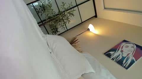Snapshot of roxxana227 chatting on October 5, 8:08 am Rox online show from October 5, 8:08 am