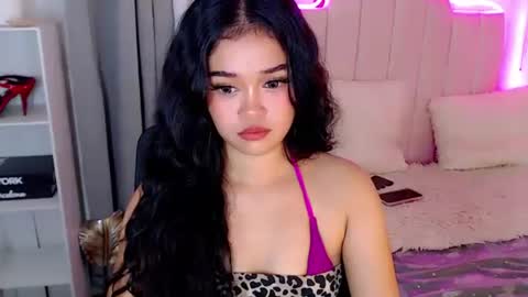 Snapshot of roxxy_blossom chatting on October 3, 6:18 am roxxy_blossom online show from October 3, 6:18 am
