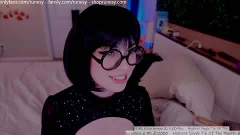 Snapshot of runesy chatting on October 16, 3:09 am Lady online show from October 16, 3:09 am