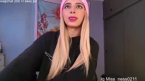 sallymaddoxx online show from December 17, 1:37 pm