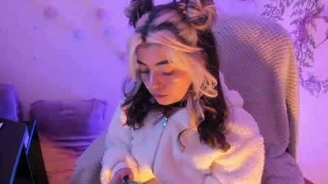 Snapshot of sammysammy_ chatting on December 5, 9:28 am online show from December 5, 9:28 am