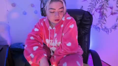 Snapshot of sammysammy_ chatting on February 6, 4:21 am online show from February 6, 4:21 am